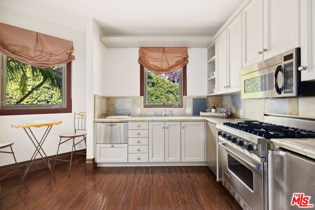 2719 Benedict Canyon Dr