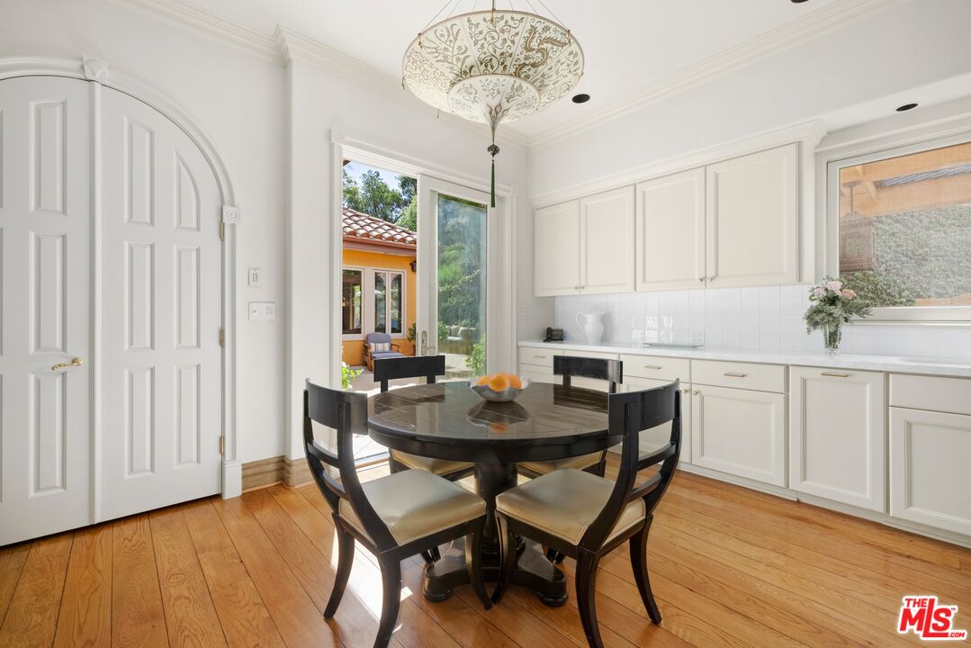 2719 Benedict Canyon Dr