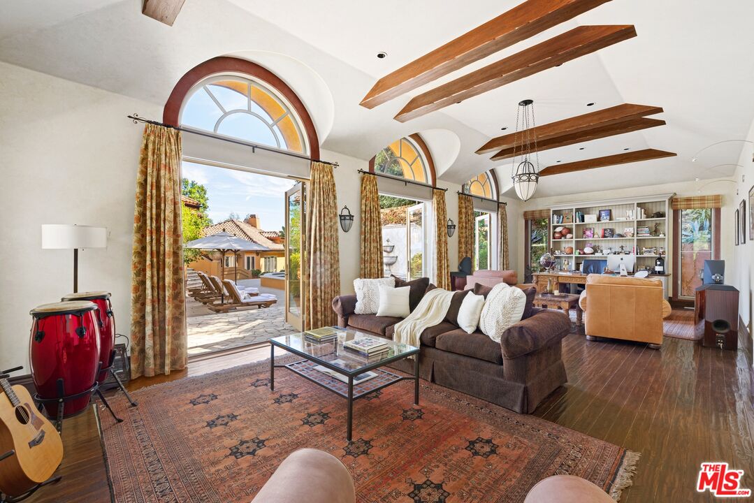 2719 Benedict Canyon Dr