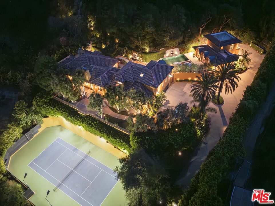 2719 Benedict Canyon Dr