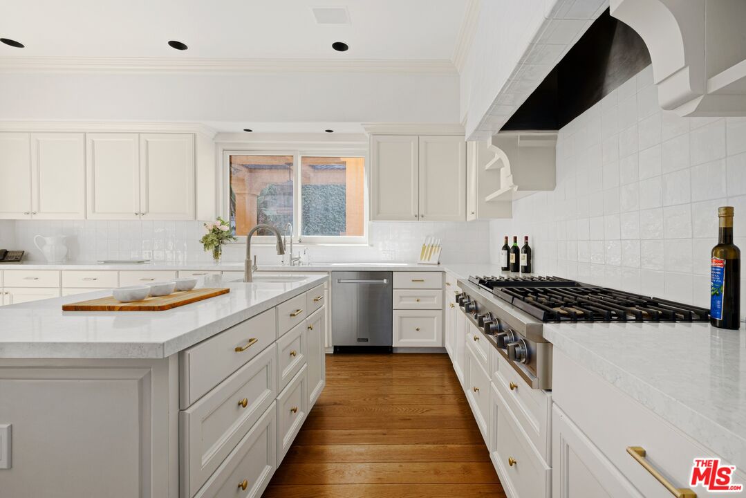 2719 Benedict Canyon Dr