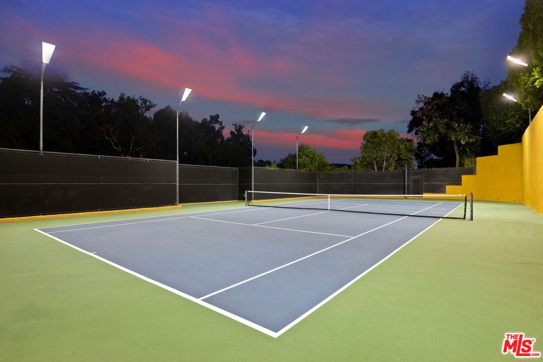 2719 Benedict Canyon Dr