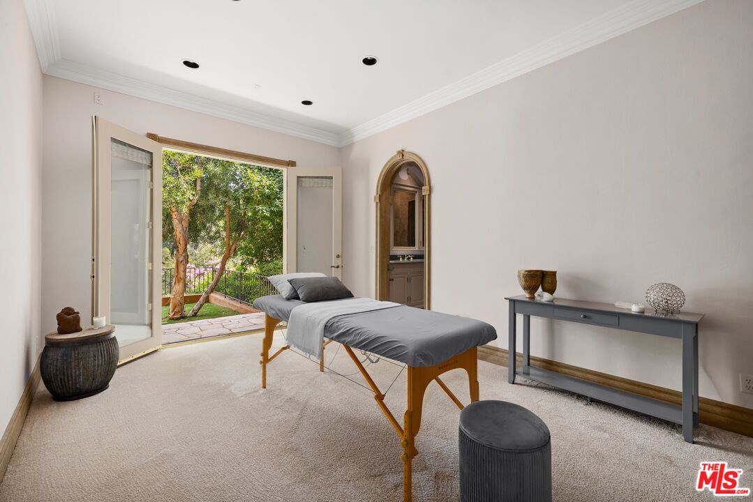 2719 Benedict Canyon Dr