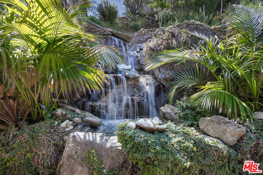 2719 Benedict Canyon Dr