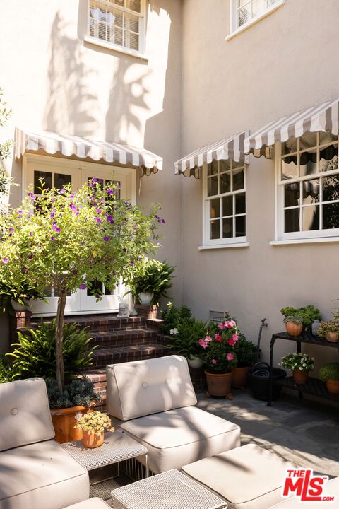 1612 Sunset Plaza Dr