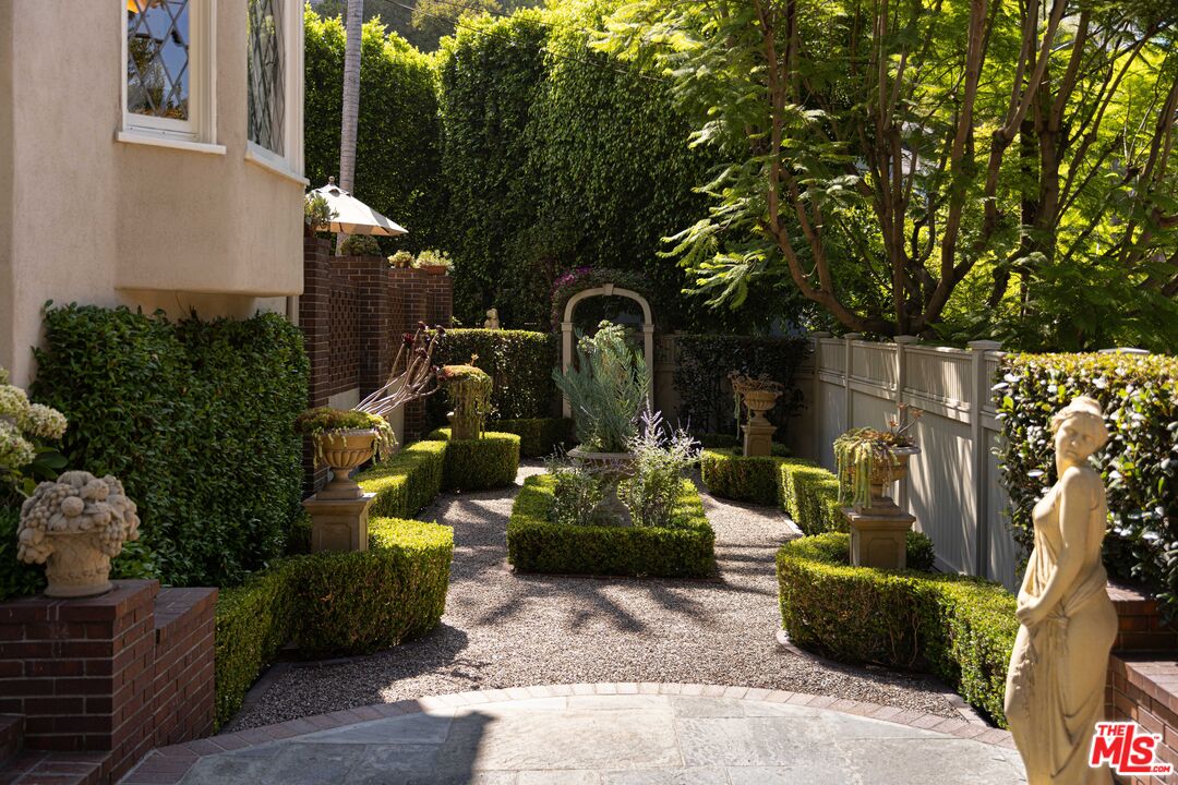 1612 Sunset Plaza Dr