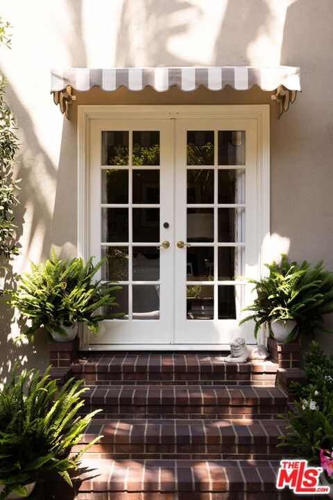 1612 Sunset Plaza Dr