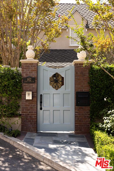 1612 Sunset Plaza Dr