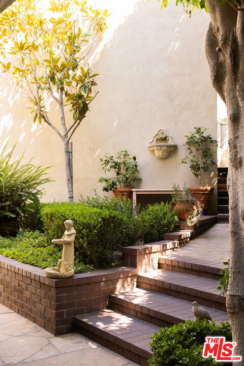 1612 Sunset Plaza Dr