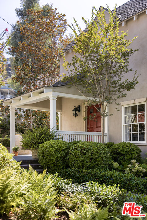 1612 Sunset Plaza Dr