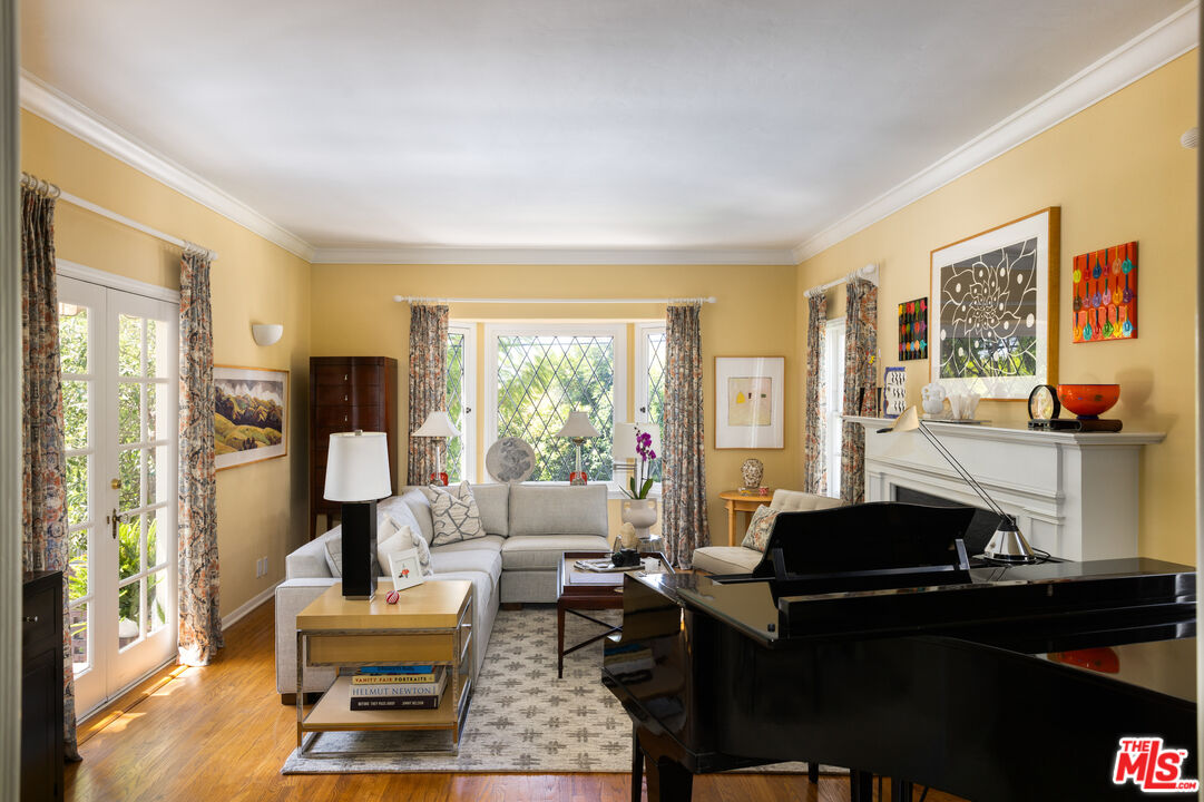 1612 Sunset Plaza Dr