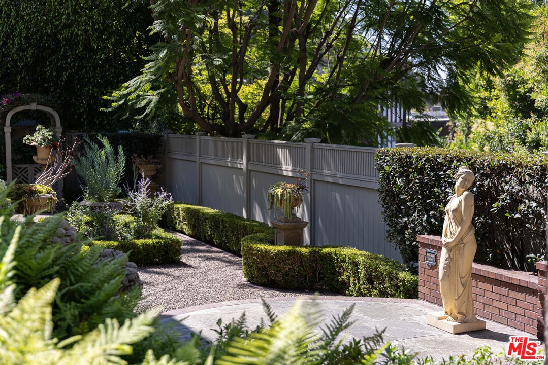 1612 Sunset Plaza Dr