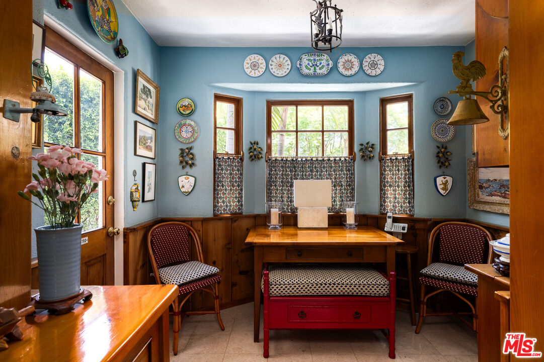 1612 Sunset Plaza Dr