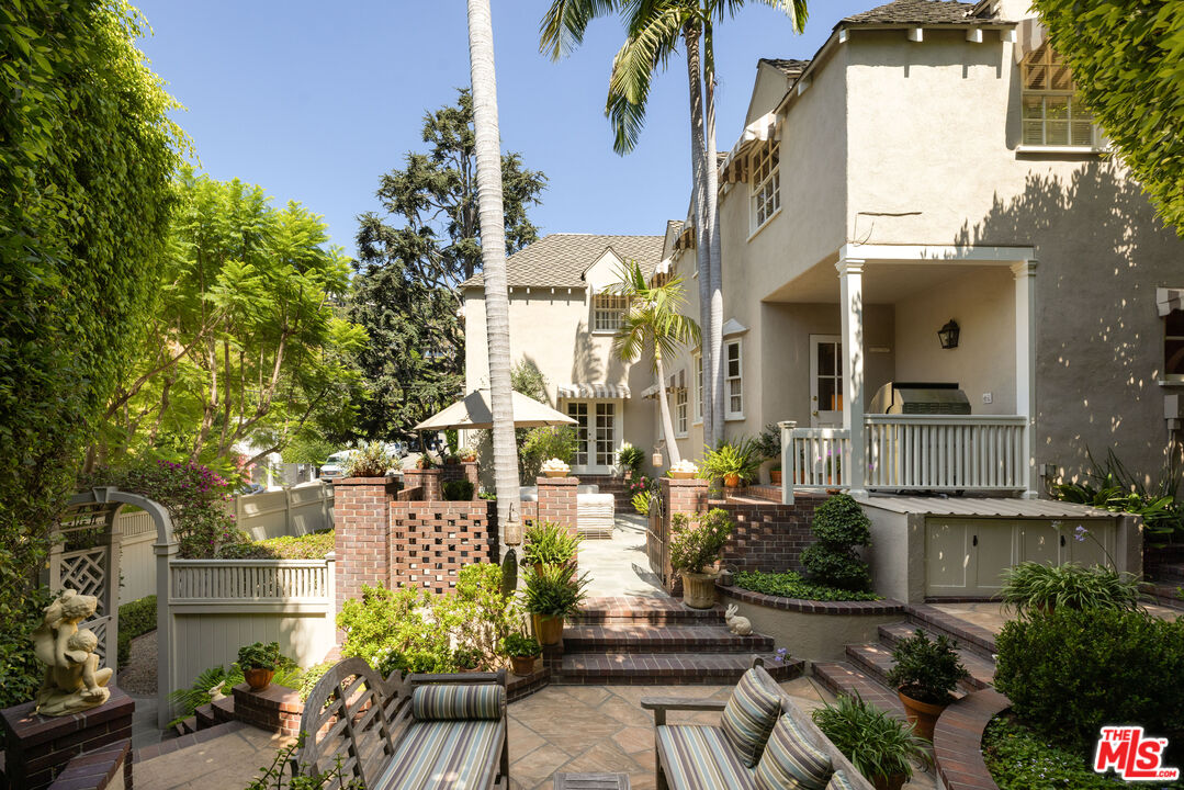 1612 Sunset Plaza Dr