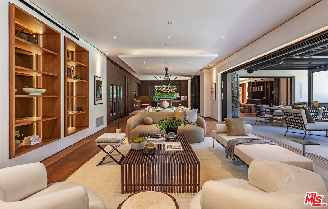 927 N Whittier Dr