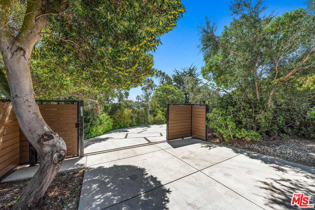 29122 Cliffside Dr