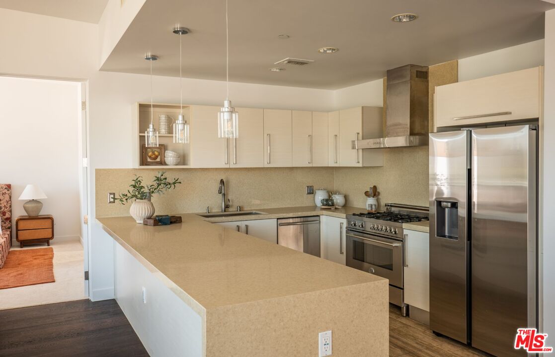 855 N Croft Ave Unit: PH4