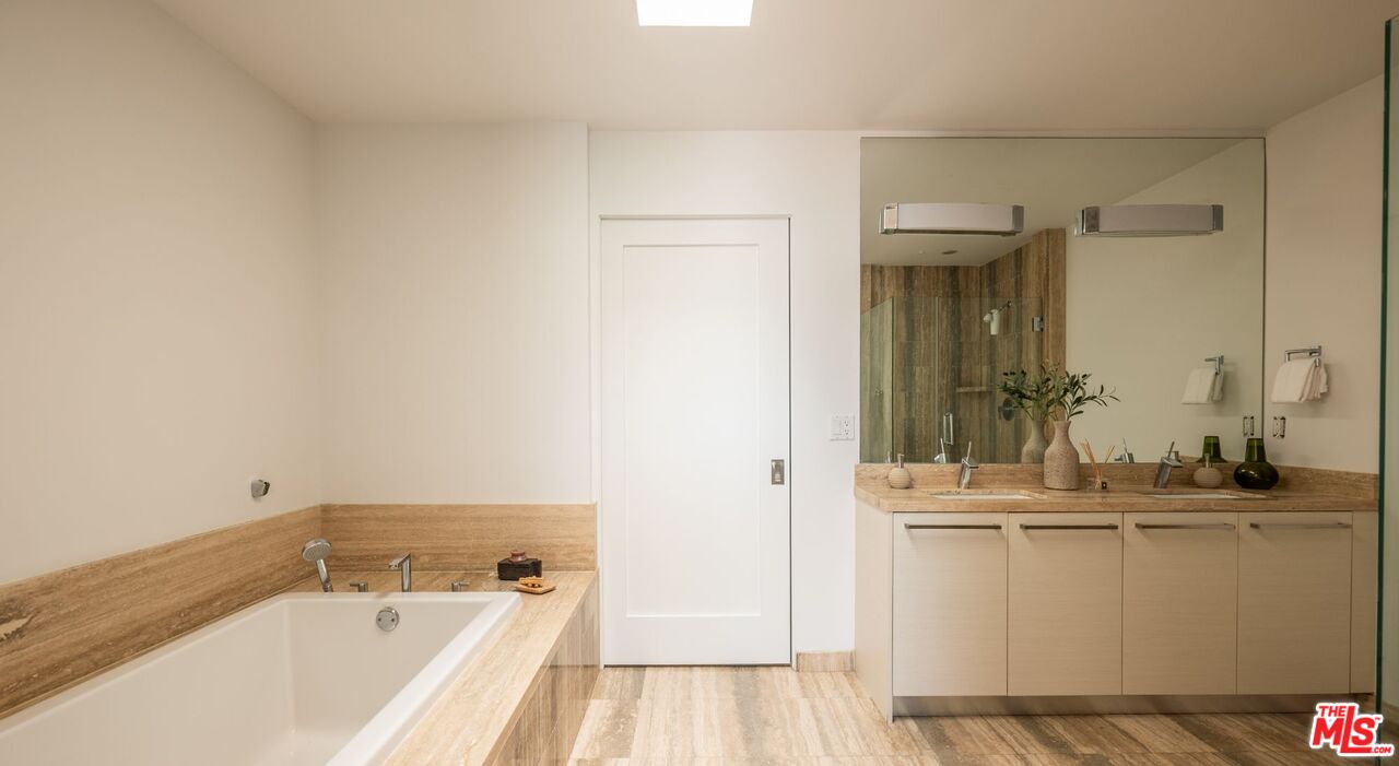 855 N Croft Ave Unit: PH4