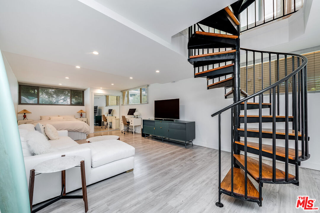 16 Quarterdeck St Unit: 102