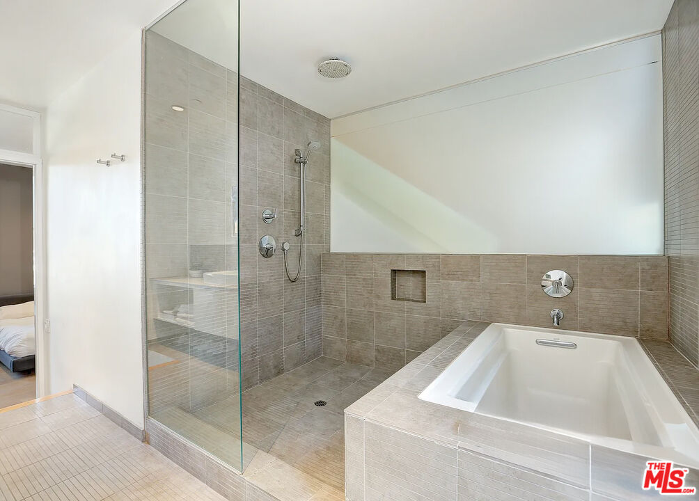 123 N Kings Rd Unit: 6