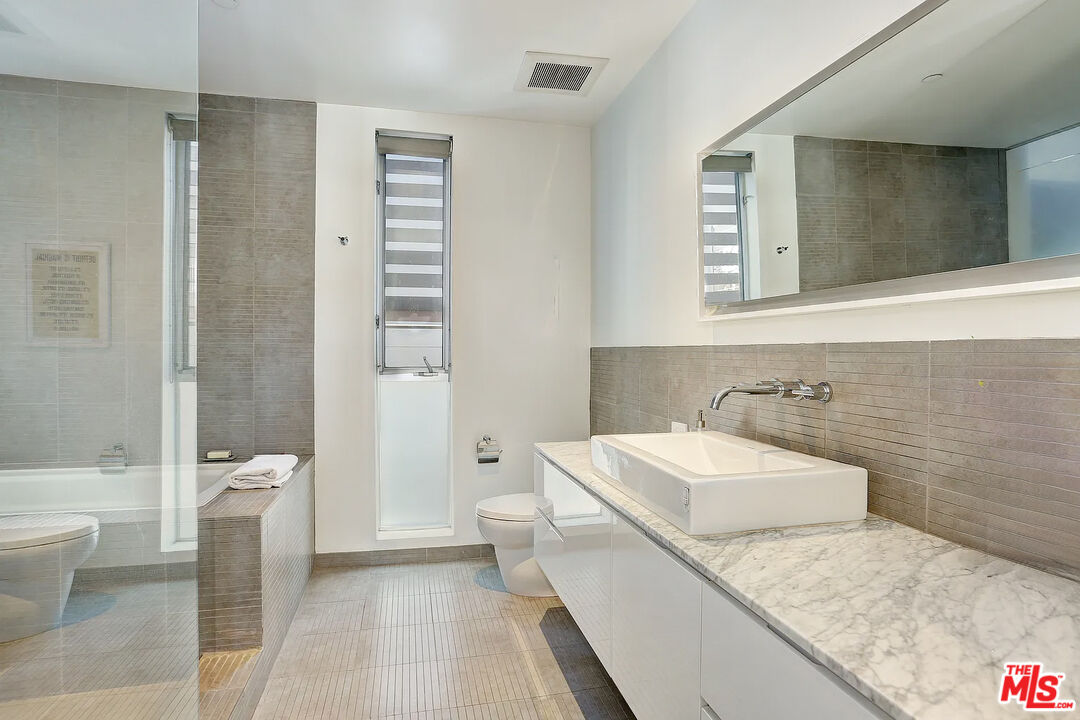 123 N Kings Rd Unit: 6