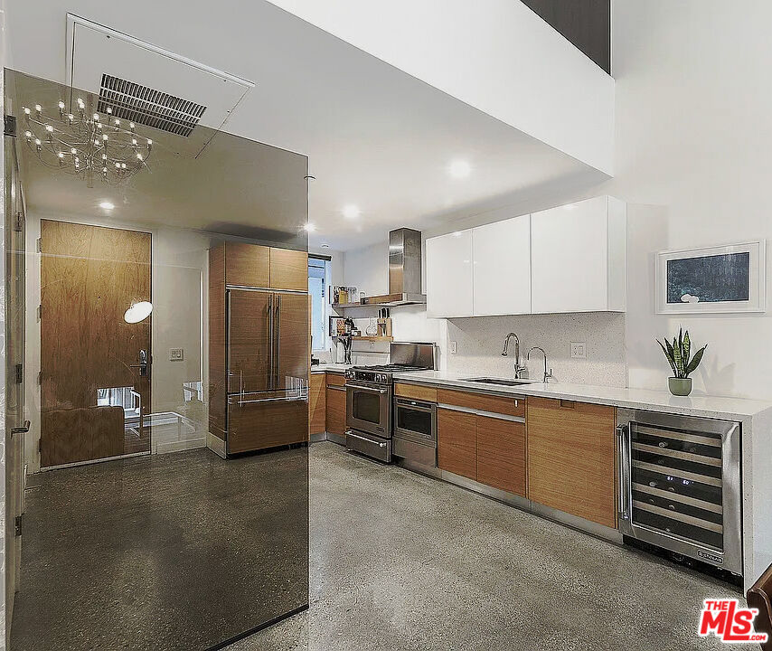 123 N Kings Rd Unit: 6