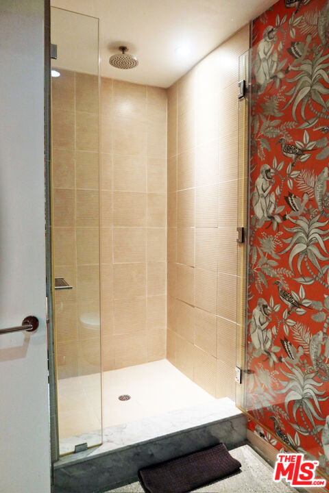 123 N Kings Rd Unit: 6