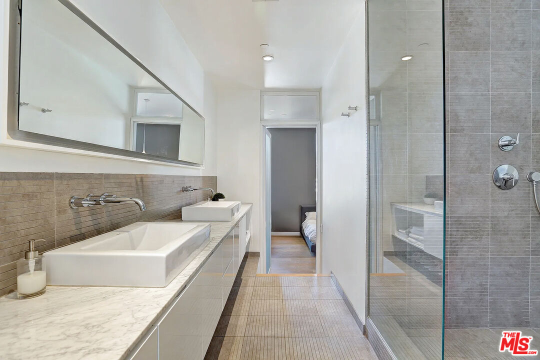 123 N Kings Rd Unit: 6