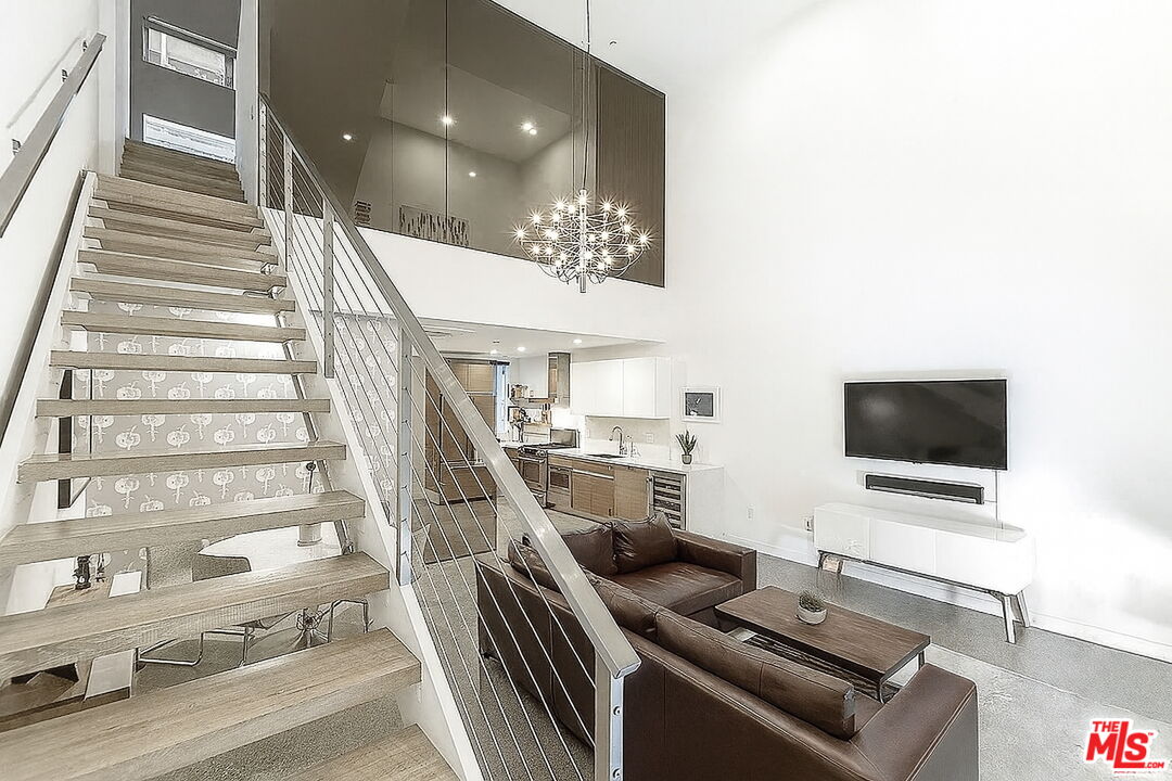 123 N Kings Rd Unit: 6