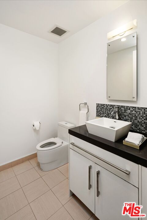 928 N Croft Ave Unit: 301