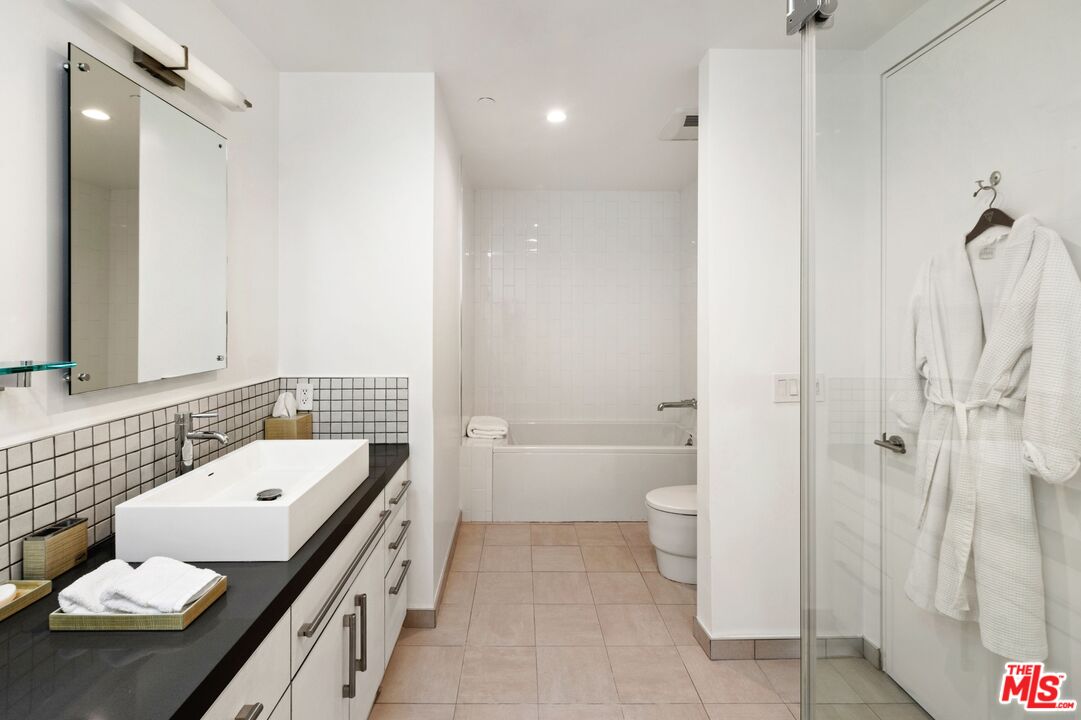 928 N Croft Ave Unit: 301