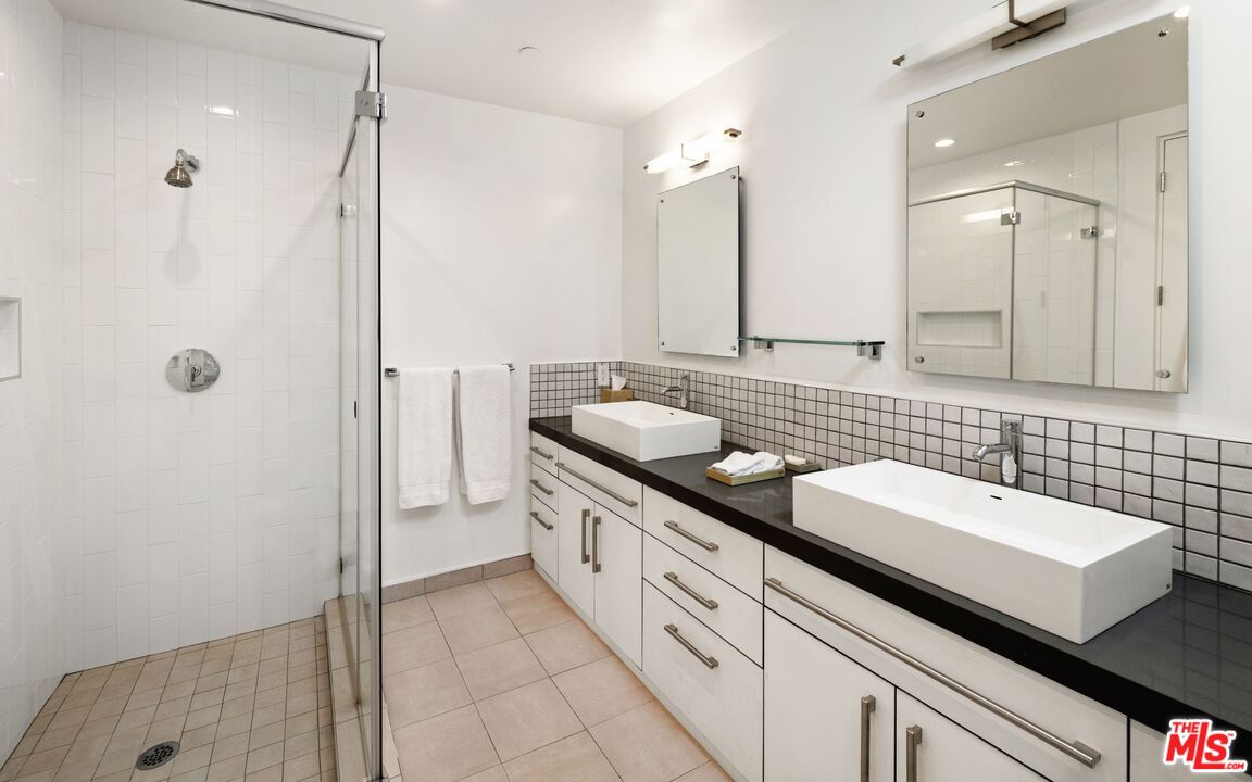 928 N Croft Ave Unit: 301