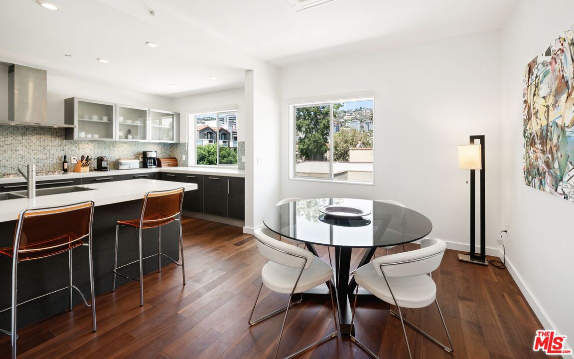 928 N Croft Ave Unit: 301