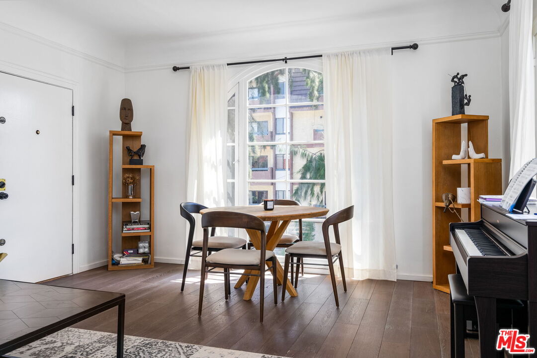 101 N Clark Unit: 103