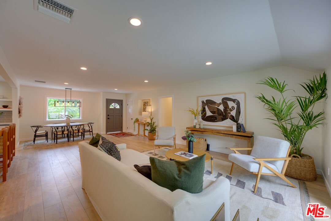 3915 Coldwater Canyon Ave