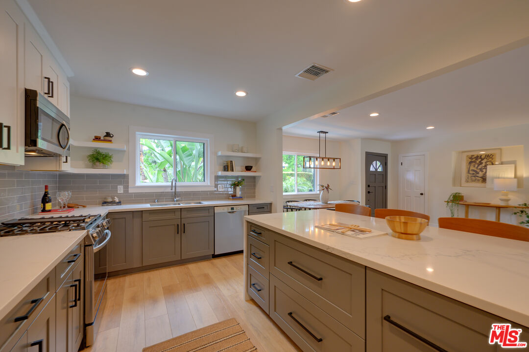 3915 Coldwater Canyon Ave