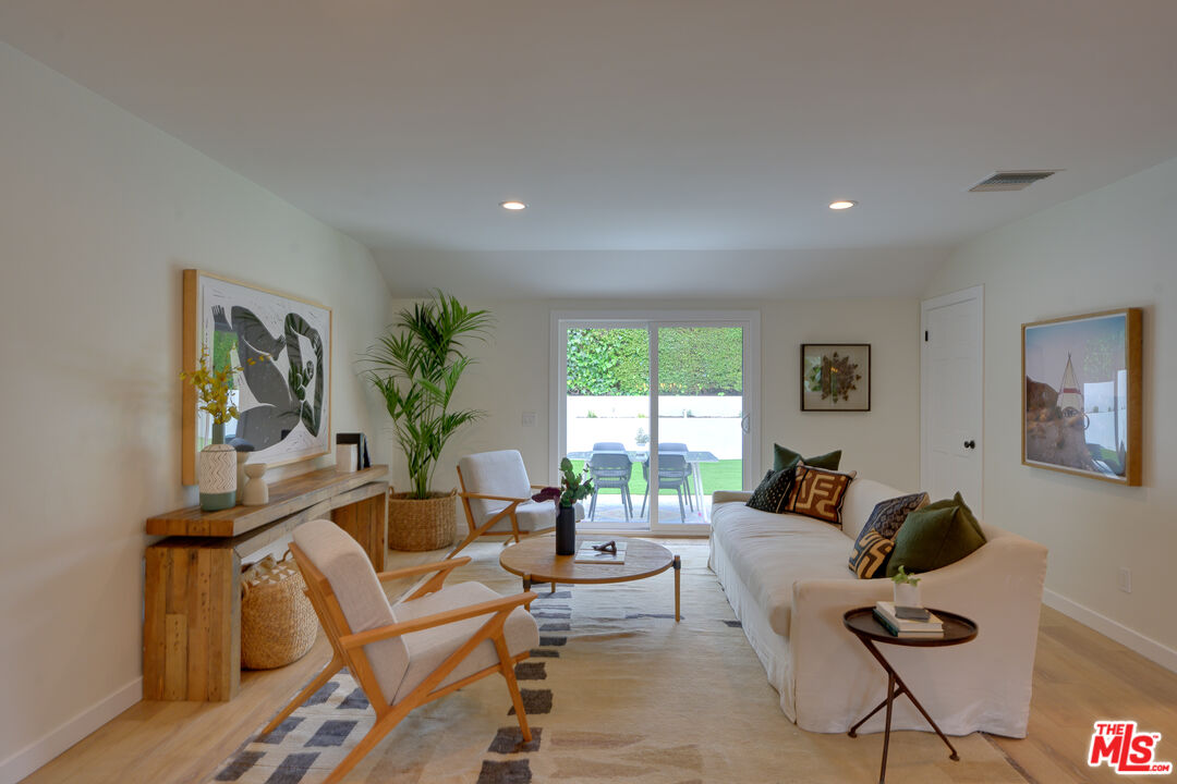 3915 Coldwater Canyon Ave