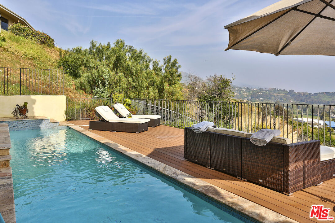 3504 Coast View Dr