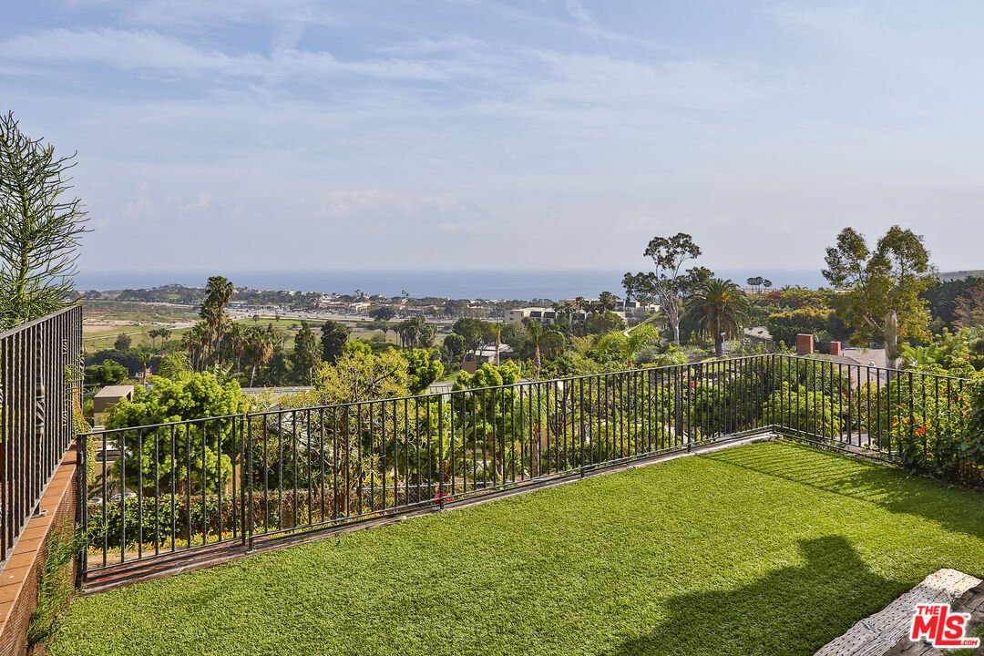 3504 Coast View Dr