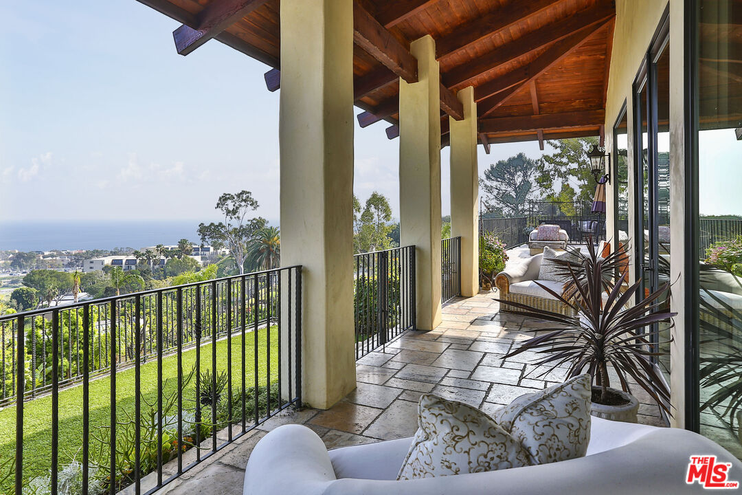 3504 Coast View Dr