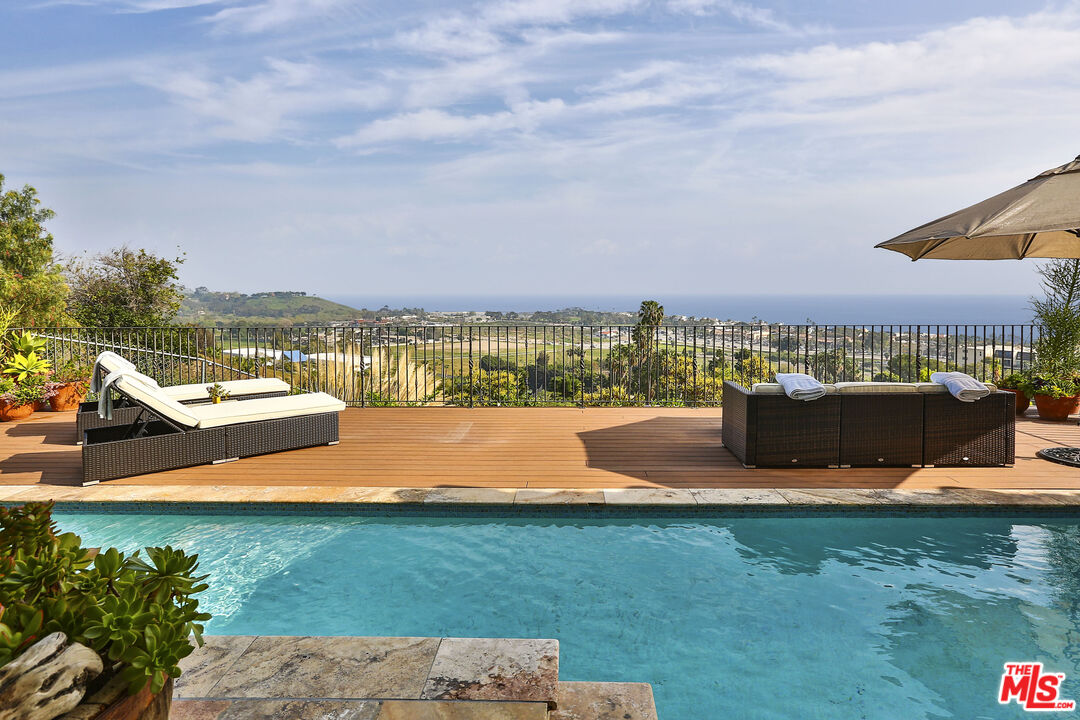 3504 Coast View Dr