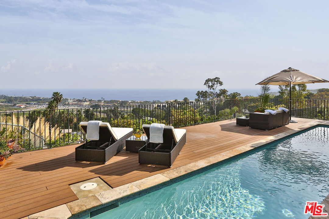 3504 Coast View Dr