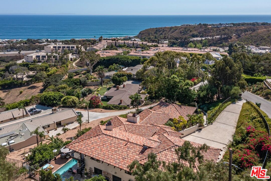 3504 Coast View Dr