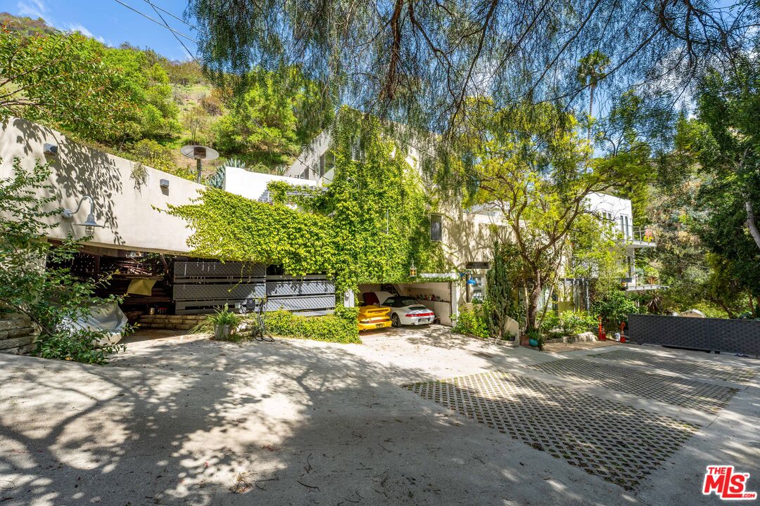 1001 N Beverly Glen Blvd