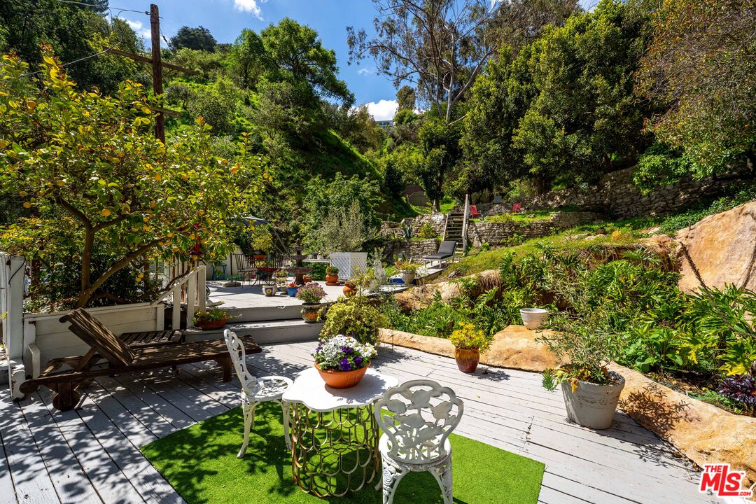 1001 N Beverly Glen Blvd