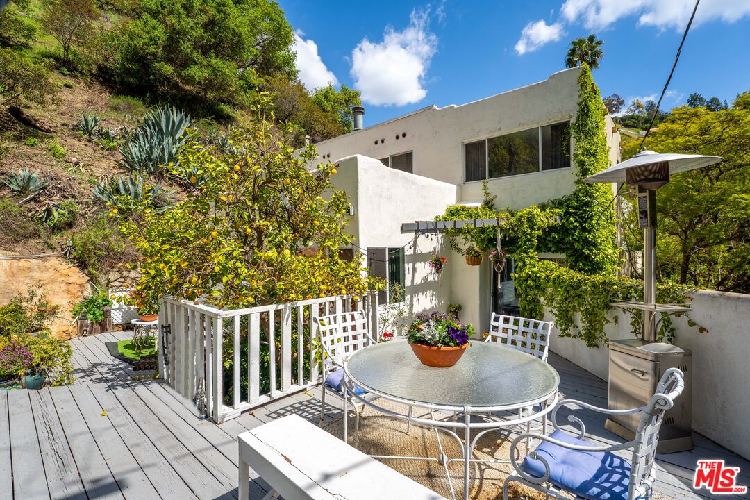 1001 N Beverly Glen Blvd