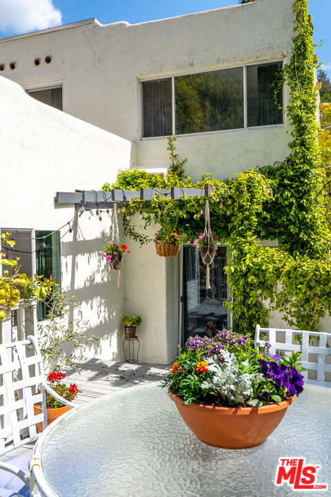 1001 N Beverly Glen Blvd