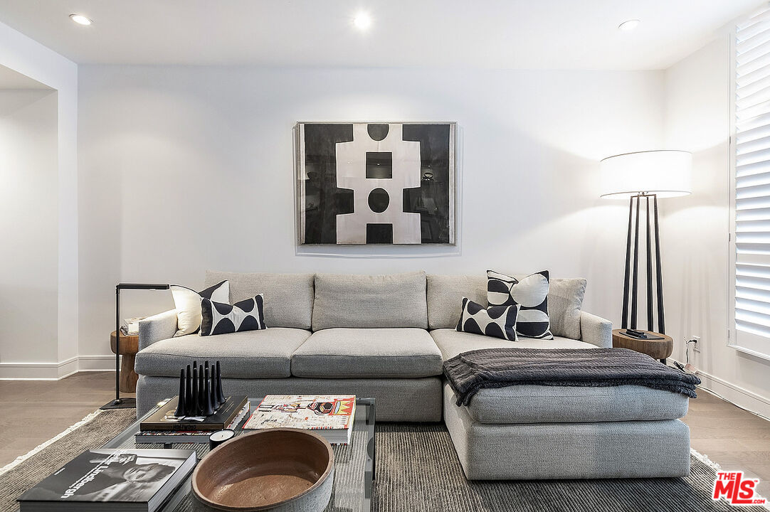 1400 N Fuller Ave Unit: 12