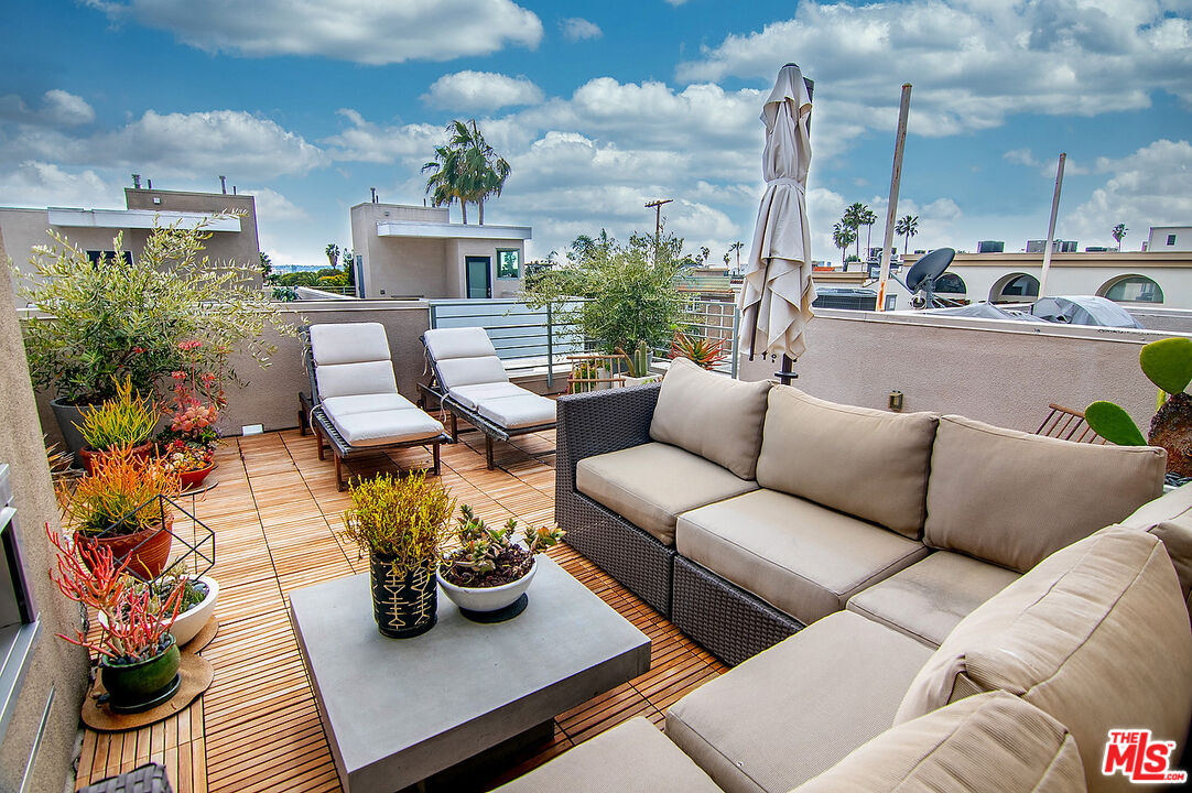 1400 N Fuller Ave Unit: 12