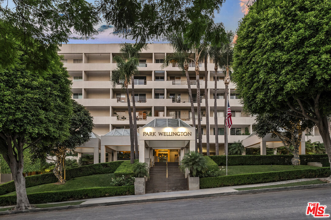 1131 Alta Loma Rd Unit: 415